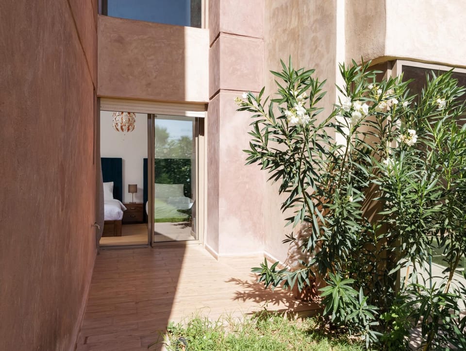 Property building, Patio, Spring, Day, Garden, Garden view