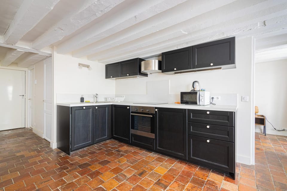 Kitchen or kitchenette, oven, stove