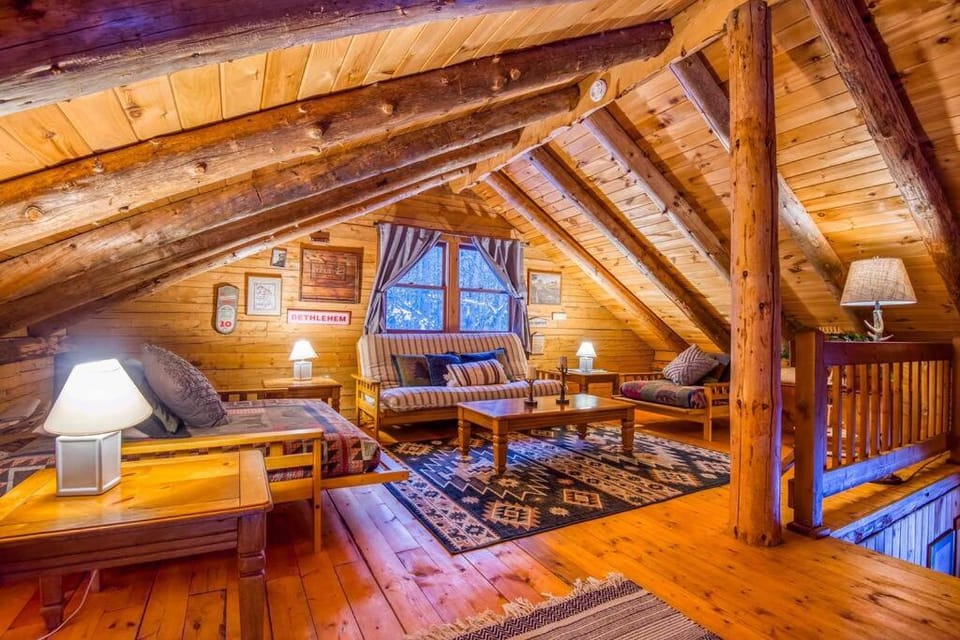 Family-Focused & Pet-Friendly Log Cabin with 4BR 2BA Sleeps 10 Cabin in Whitefield