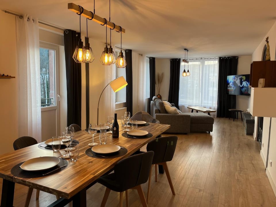 TV and multimedia, Living room, Seating area, Dining area