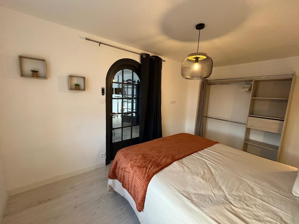 Bed, Photo of the whole room, Bedroom