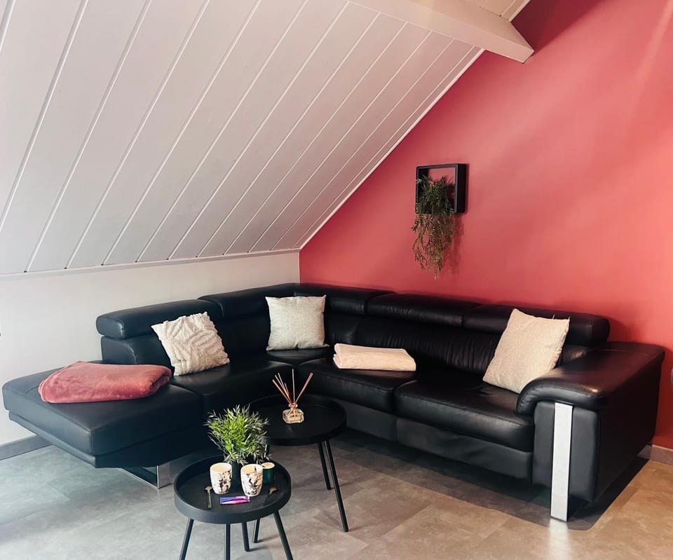 Suite l Instant suspendu maison 25m2 avec coin salon Wifi Netflix Maison Like and Love Duclair Vacation rental in Normandy