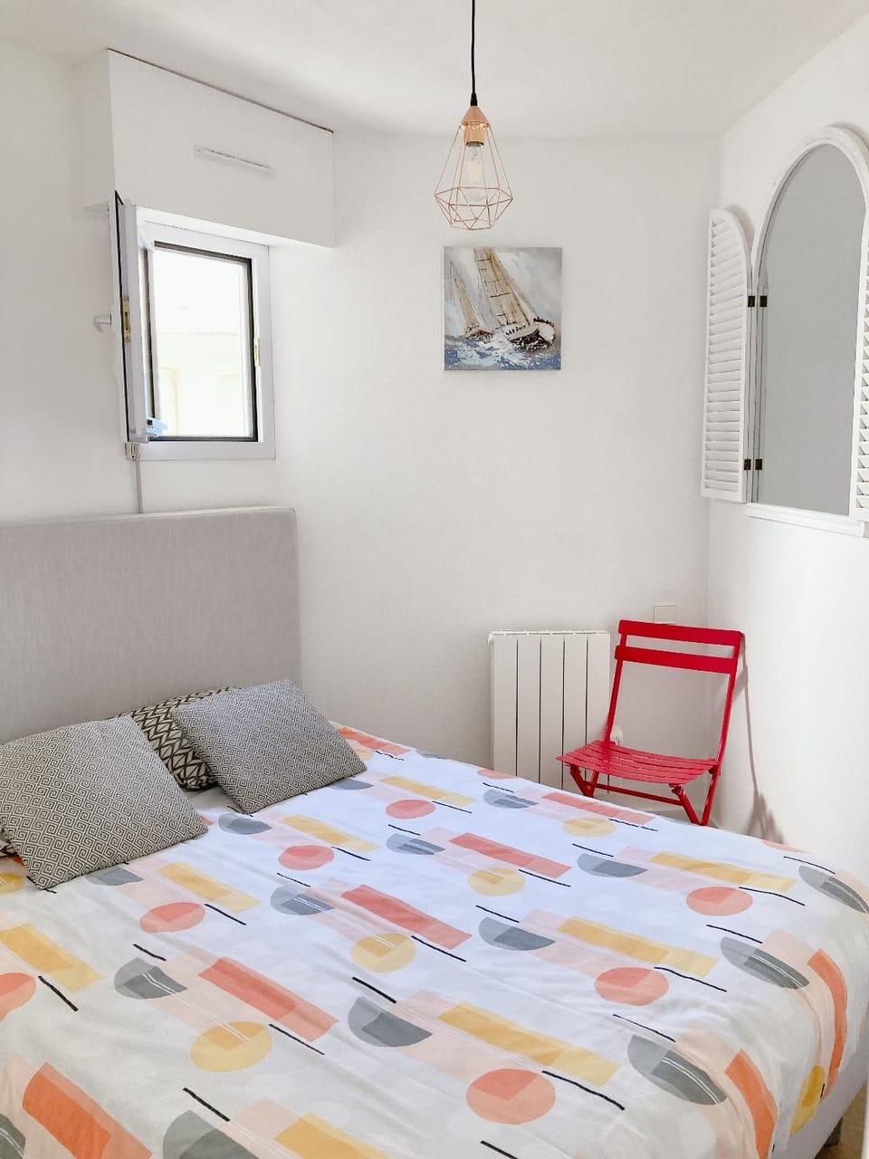 Photo of the whole room, Bedroom