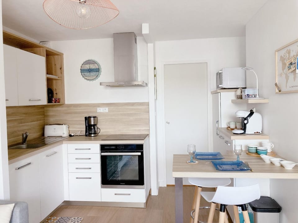 Kitchen or kitchenette, Dining area, Meals, stove, kitchen