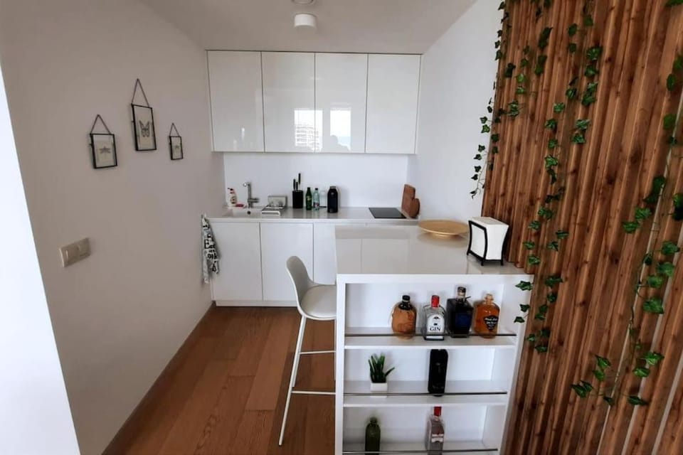 Coffee/tea facilities, Kitchen or kitchenette, stove