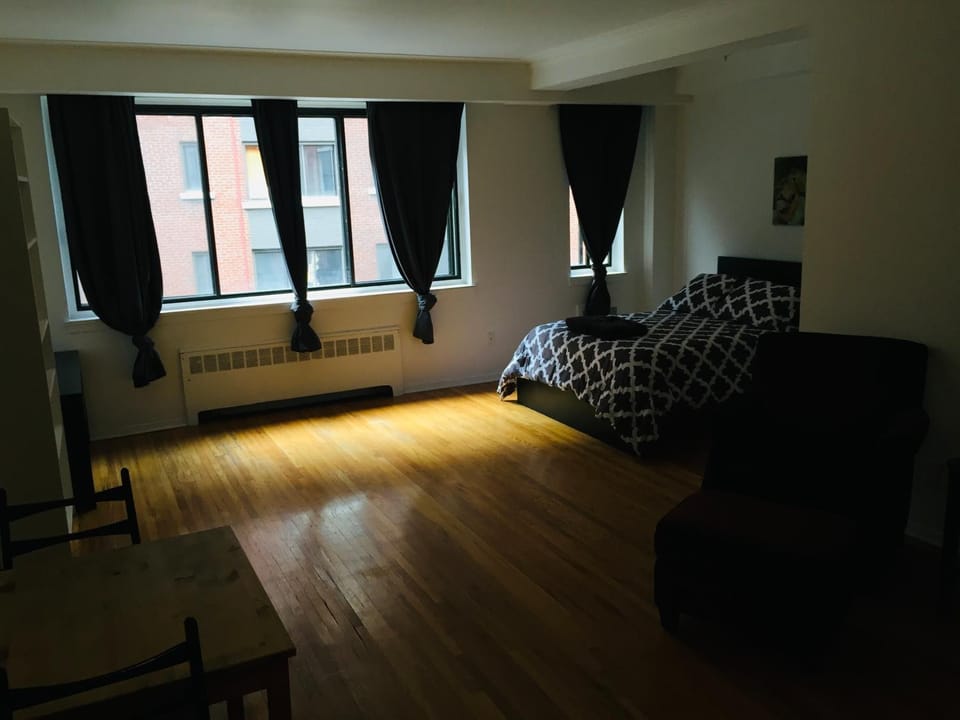 Stylish Montreal Apartment: Comfortable Stay in the Golden Square Mile Apartment in Montreal