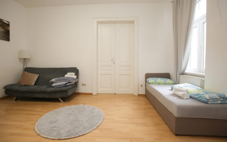 Bed, Living room, Photo of the whole room, towels, towels