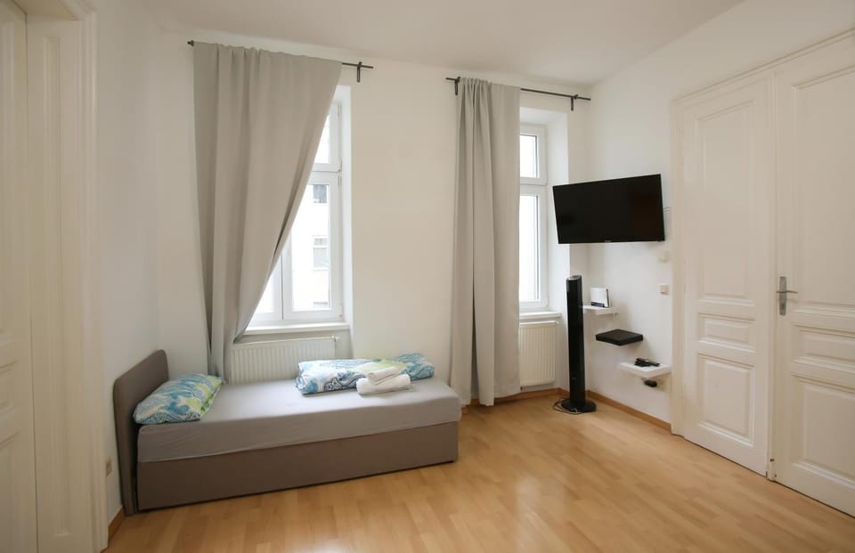 Bed, TV and multimedia, Living room, Photo of the whole room, room service, room service, towels, towels