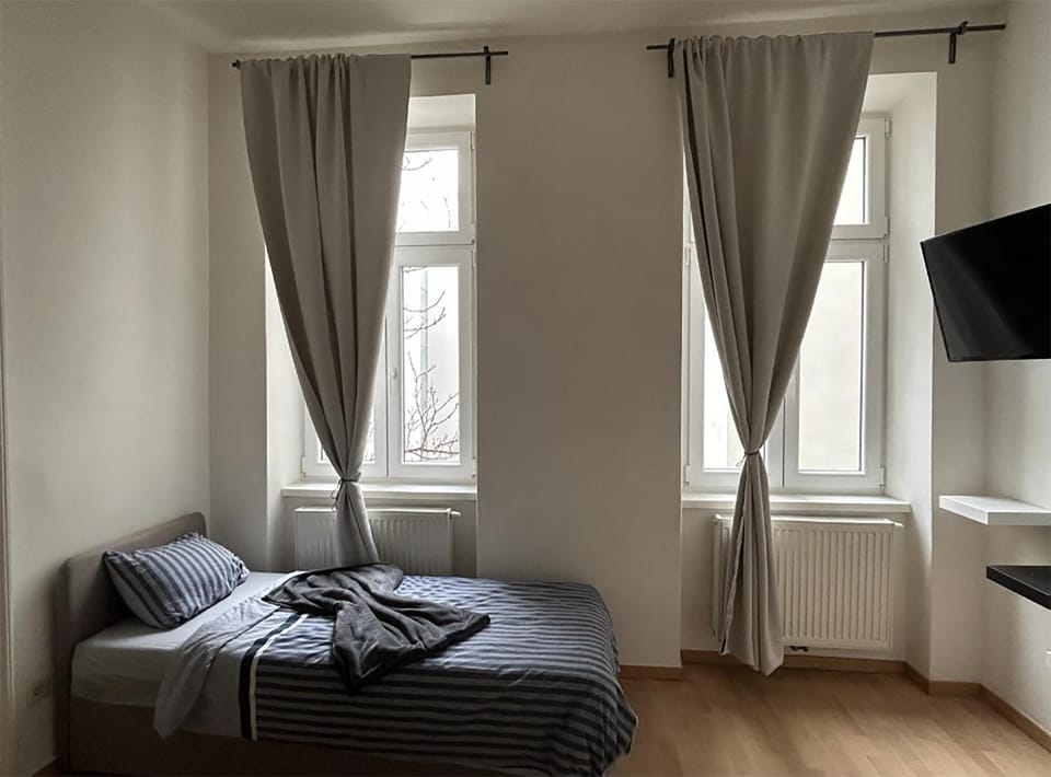 Bed, TV and multimedia, Inner courtyard view, towels