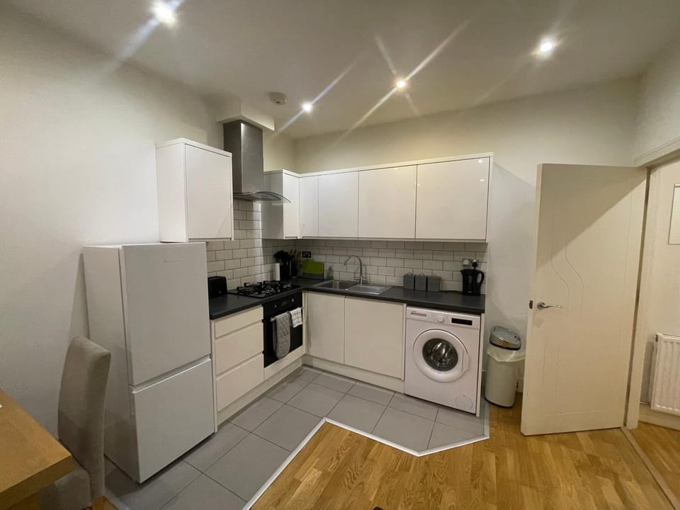 Modern apartment 4 mins from Gatwick Apartment in Horley