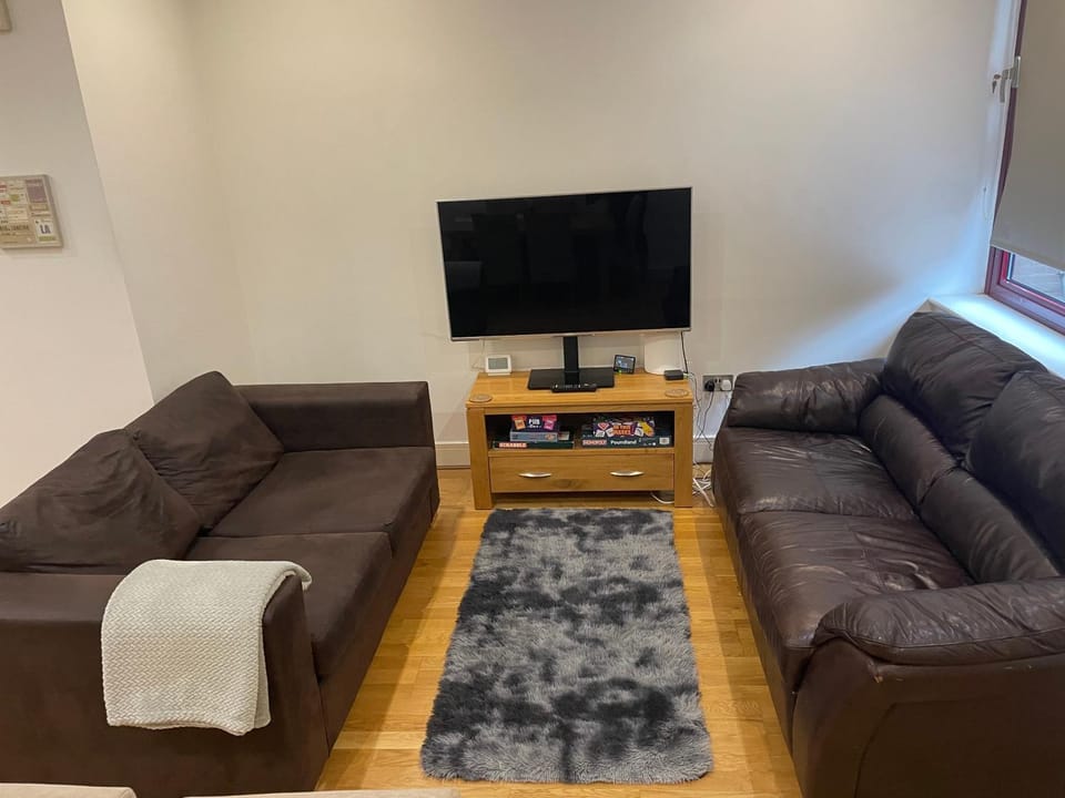 Modern apartment 4 mins from Gatwick Apartment in Horley
