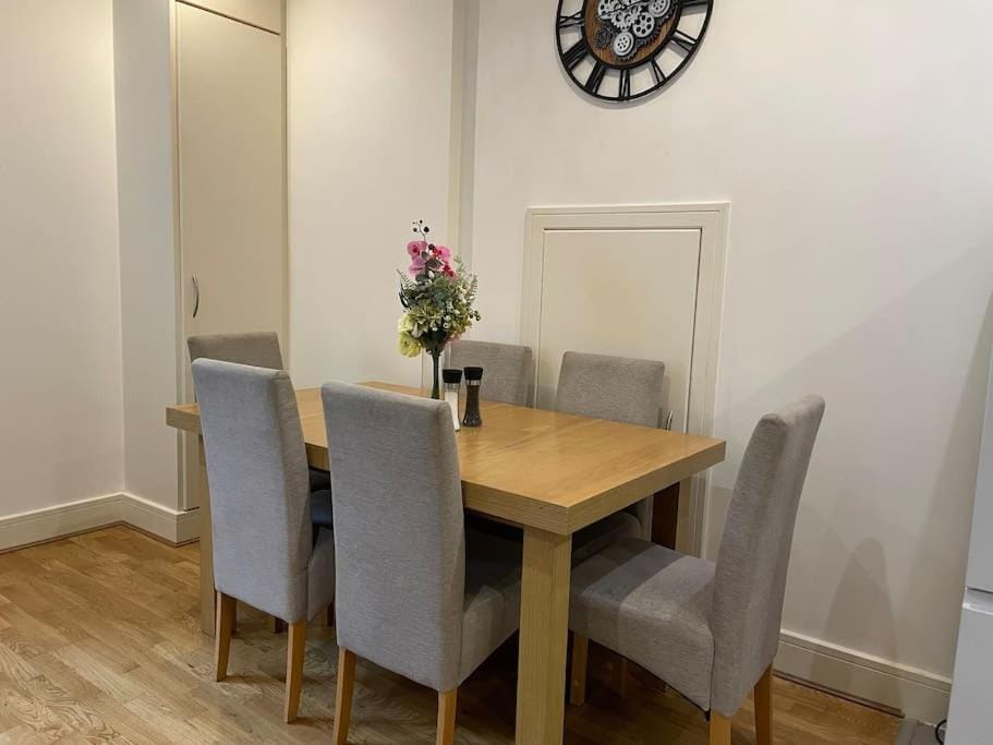 Modern apartment 4 mins from Gatwick Apartment in Horley