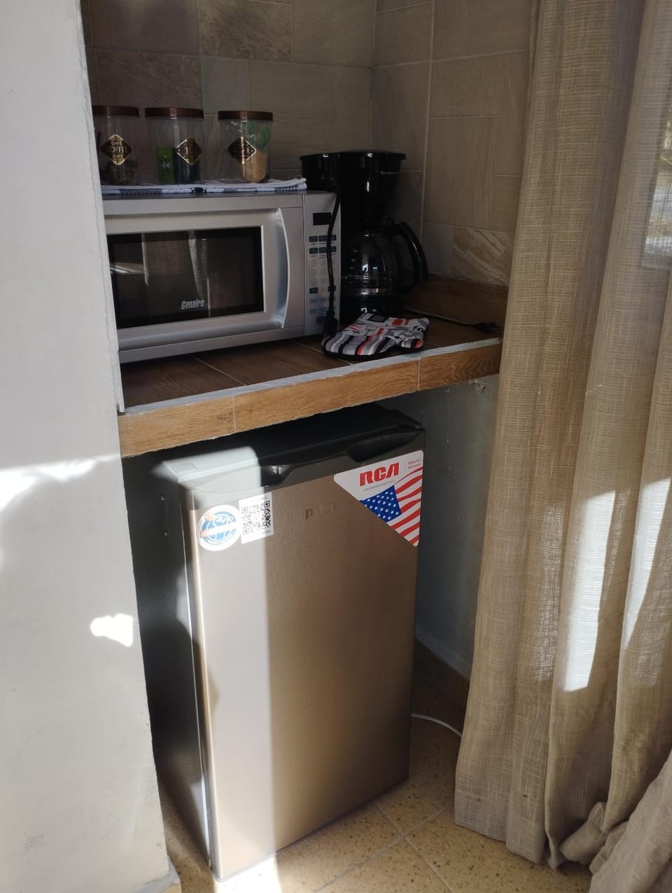 Kitchen or kitchenette, minibar