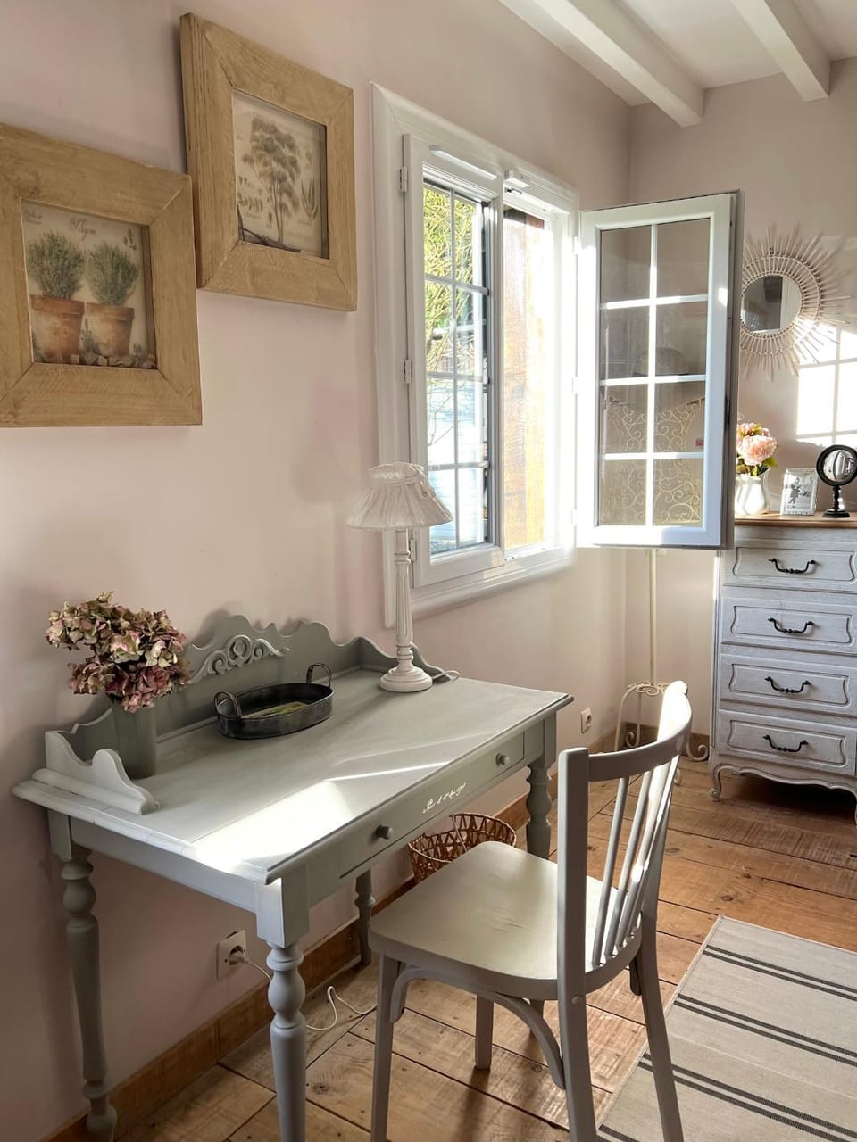 Seating area, Bedroom