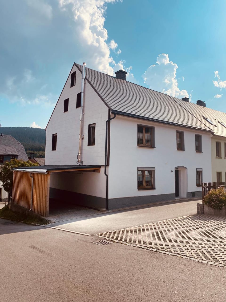 Property building, Day, Neighbourhood, Natural landscape, Mountain view