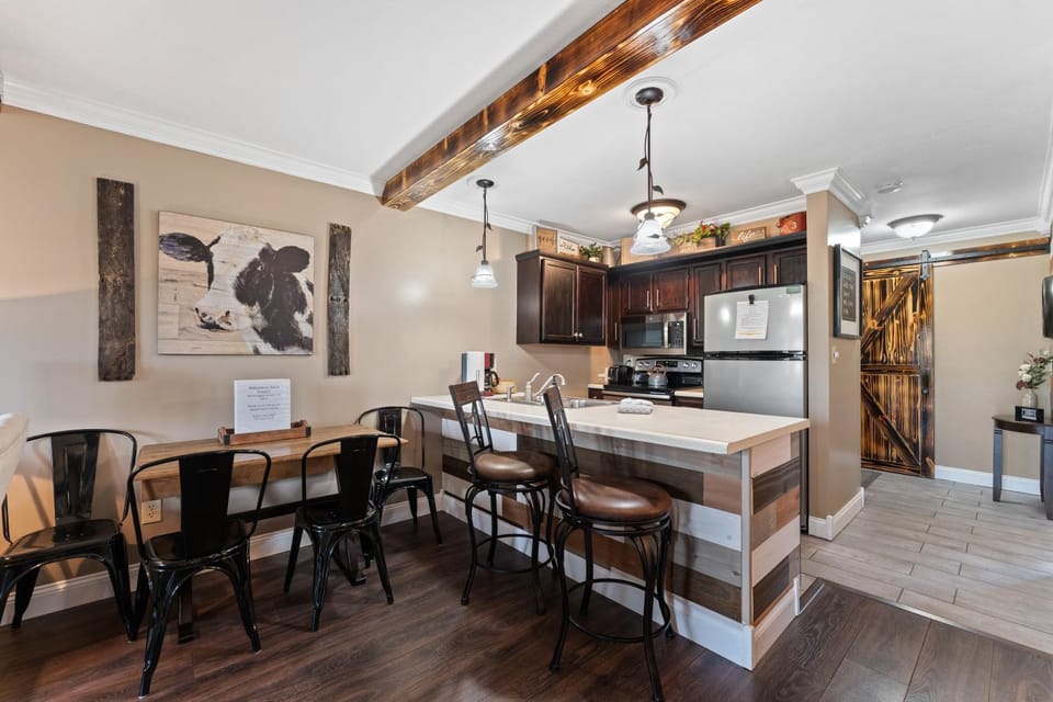 Dining area, kitchen