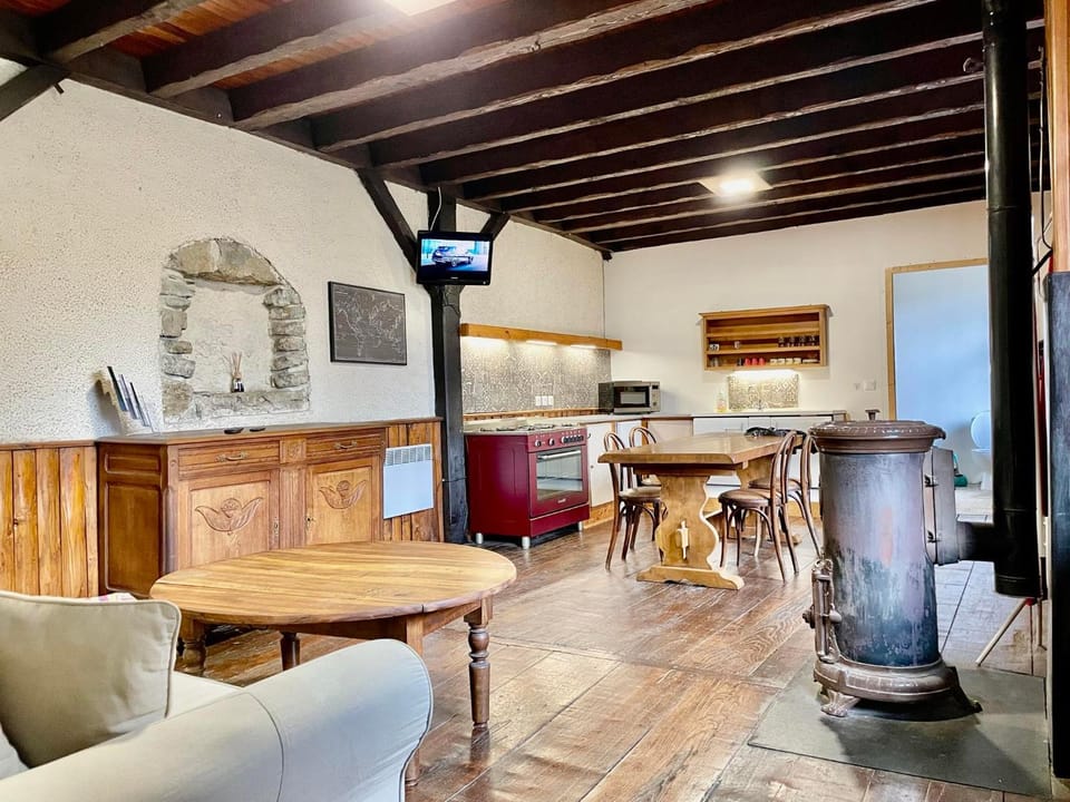 TV and multimedia, Seating area, Dining area