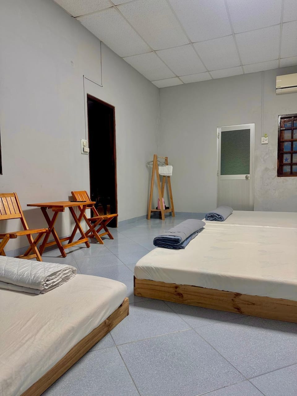 Bed, Photo of the whole room, Seating area, Bedroom, air conditioner
