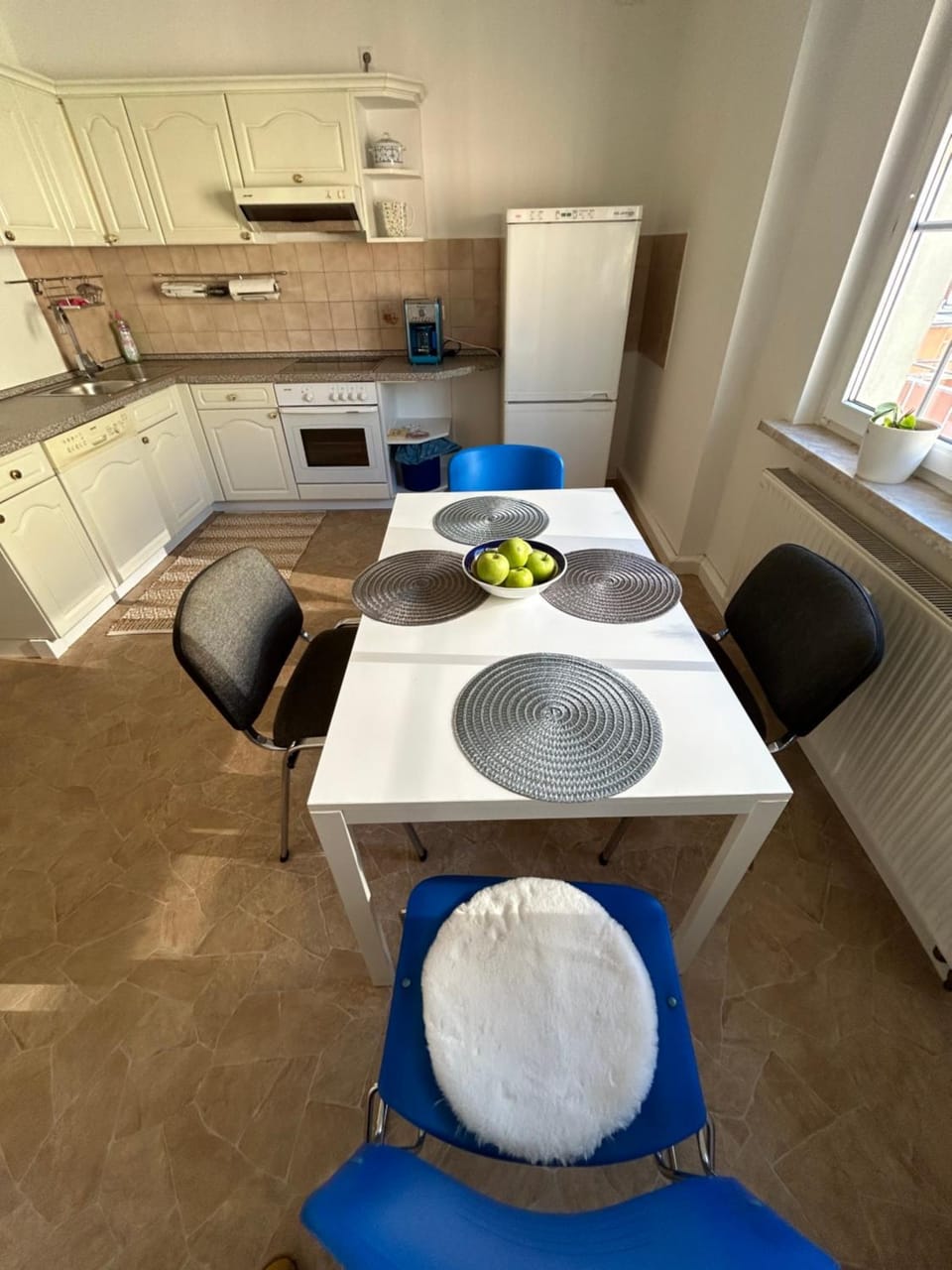 Kitchen or kitchenette, Dining area, dishwasher, stove