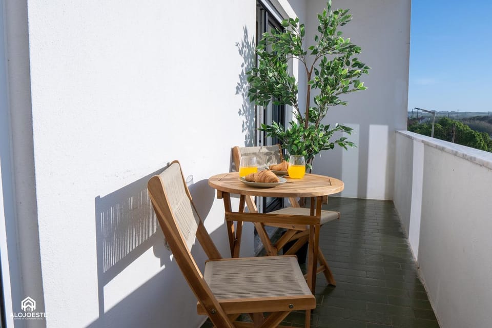 View (from property/room), Balcony/Terrace, Dining area