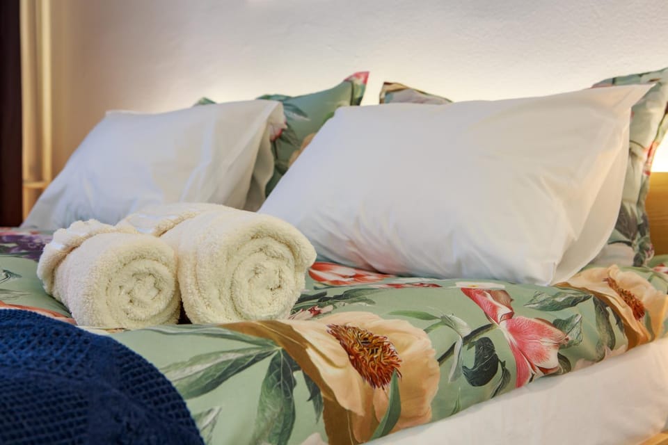 Bed, Bedroom, towels