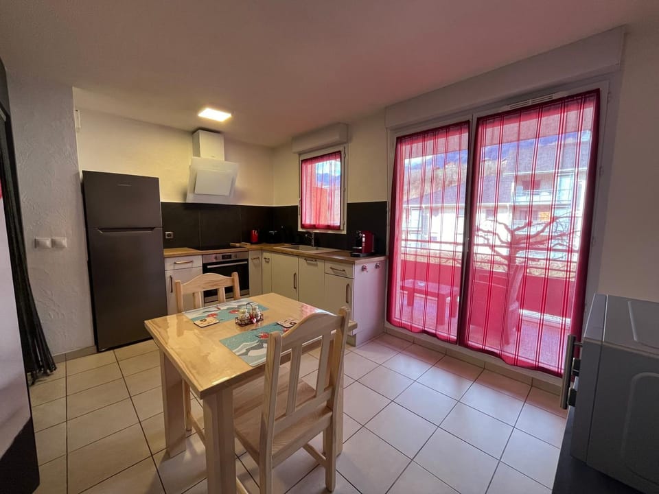 Kitchen or kitchenette, Dining area, oven, stove