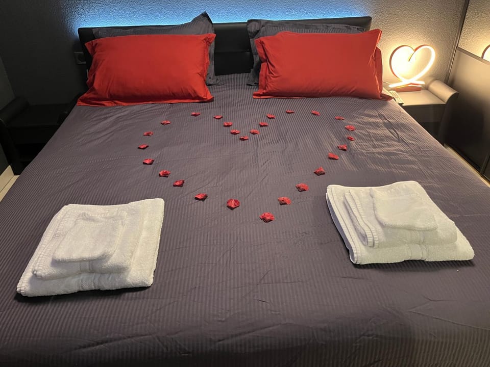 Bed, Bedroom, towels