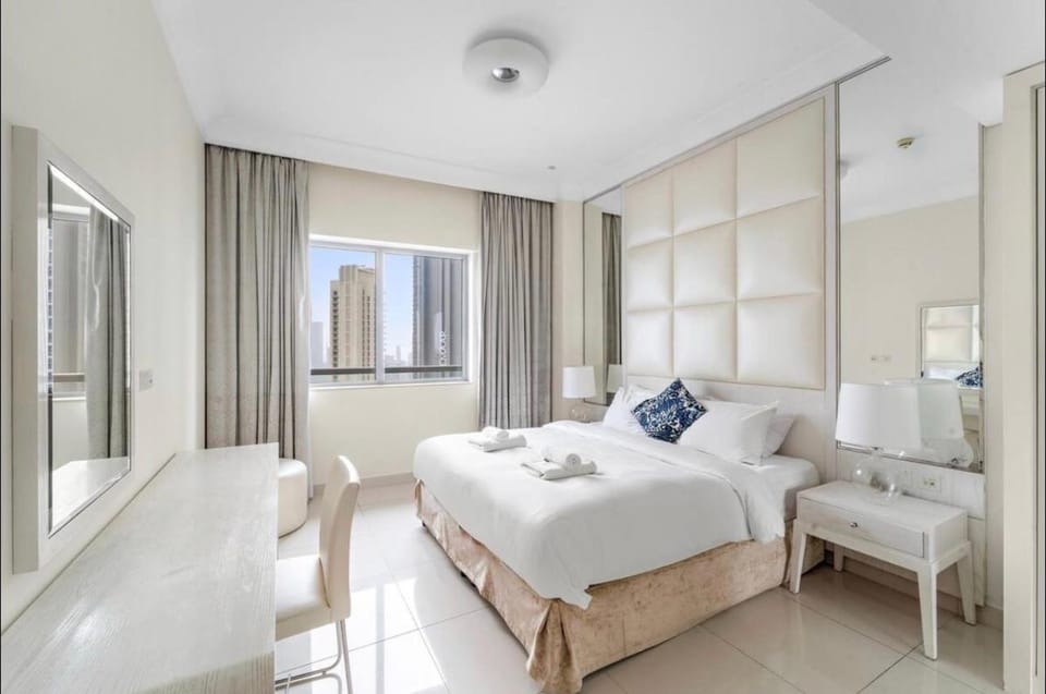 LUX 1 bed flat with Burj Khalifa View - 3 minute walk to Dubai Mall - Best Location - Best Balcony View Apartment in Dubai