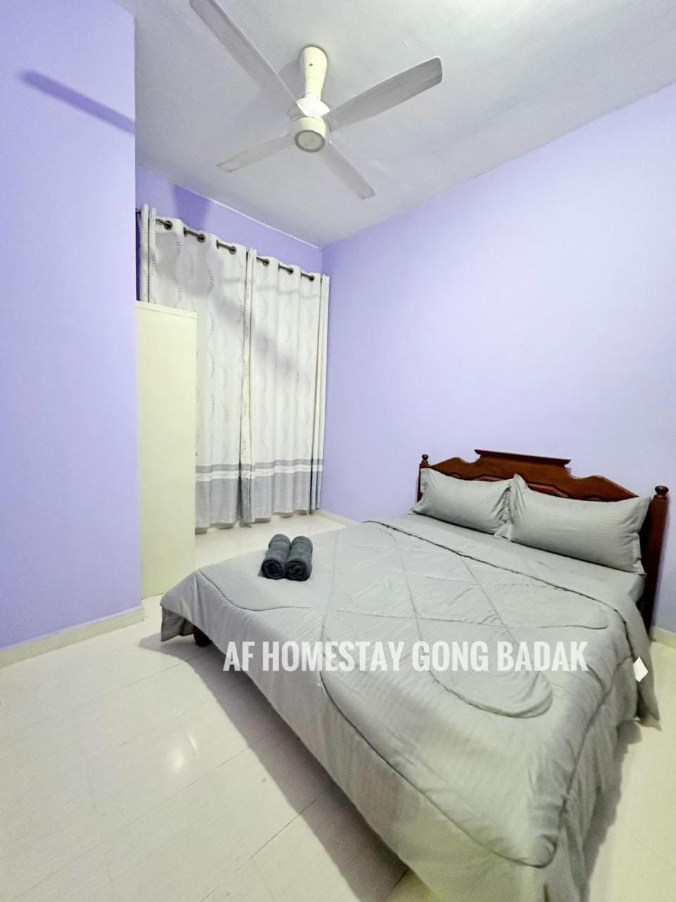 Bed, Photo of the whole room, Bedroom, Text overlay, fireplace, towels