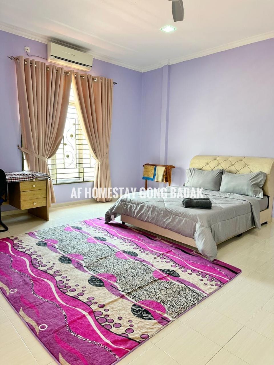Bed, Photo of the whole room, Seating area, Bedroom, air conditioner