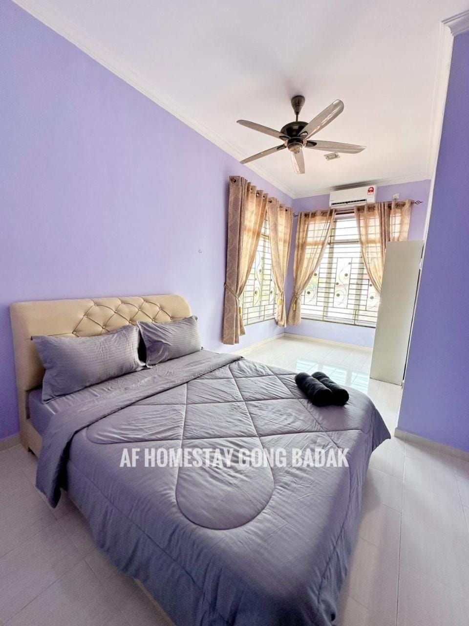 Bed, Photo of the whole room, Bedroom, Text overlay, fireplace, towels, air conditioner