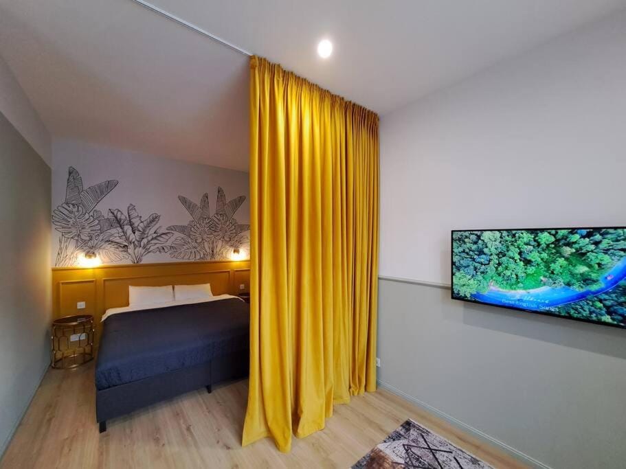 Bed, TV and multimedia, Bedroom