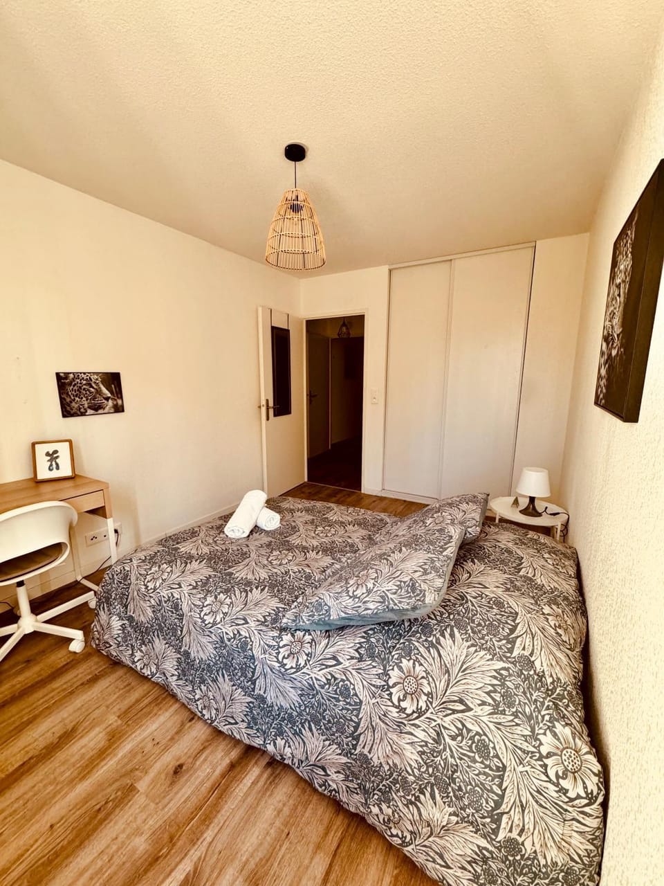 Bed, Photo of the whole room, Seating area, Bedroom, towels