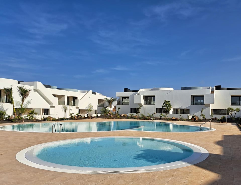 Property building, Day, Pool view, Swimming pool