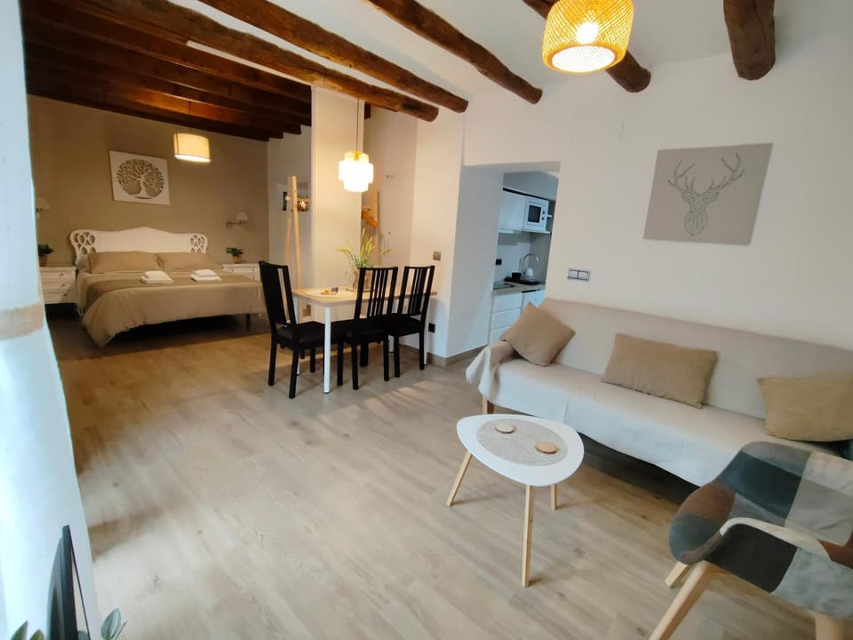 Bed, Living room, Photo of the whole room, Seating area, Dining area, Bedroom