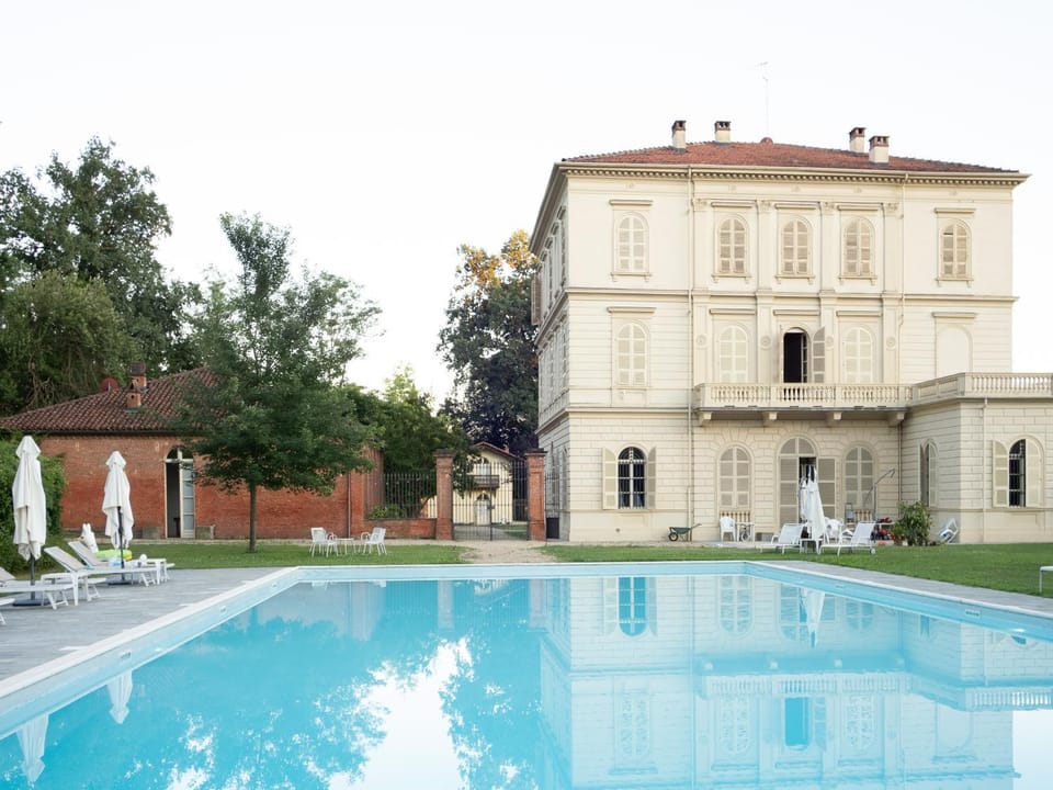 Property building, Day, Pool view, Swimming pool, sunbed