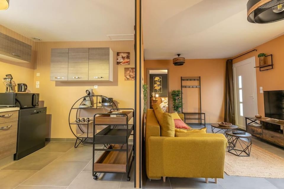 TV and multimedia, Kitchen or kitchenette, Living room, Seating area, Dining area