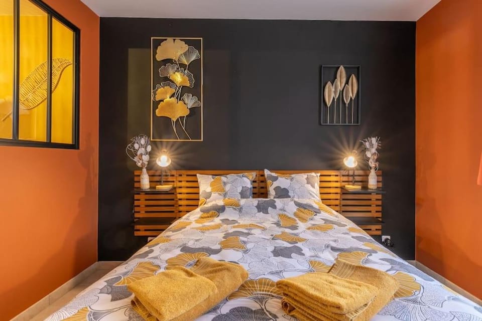 Bed, Bedroom, towels