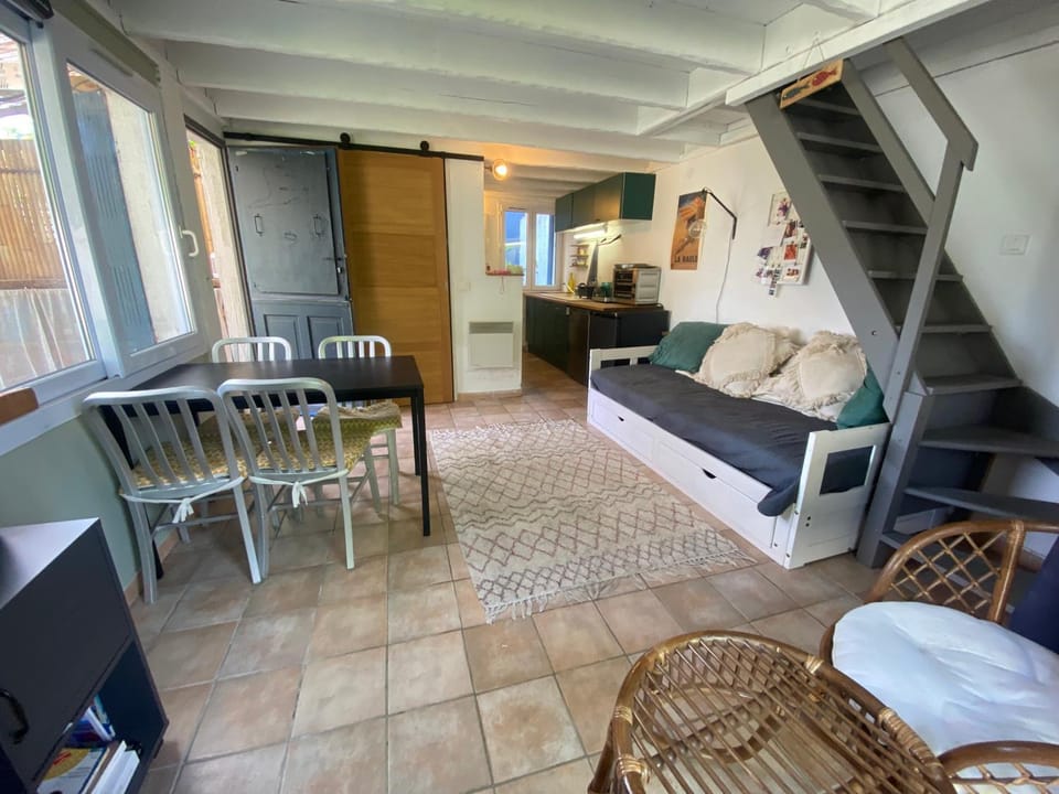 Kitchen or kitchenette, Living room, Seating area, Dining area
