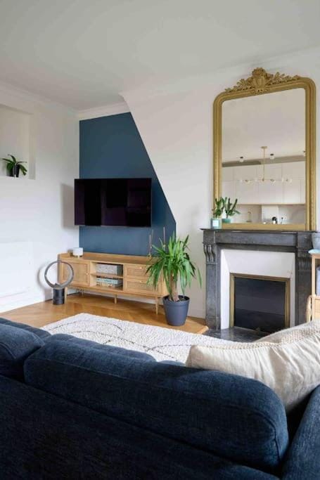 Marais - Parents Suite & Kids Room with Park View Apartment in Paris