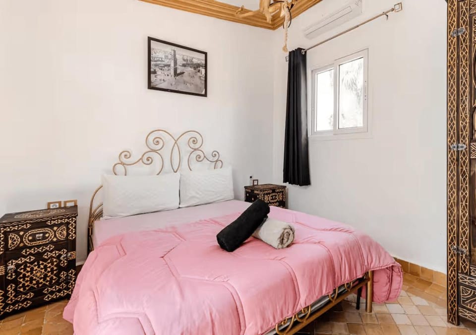 Bed, Photo of the whole room, Bedroom, towels, air conditioner