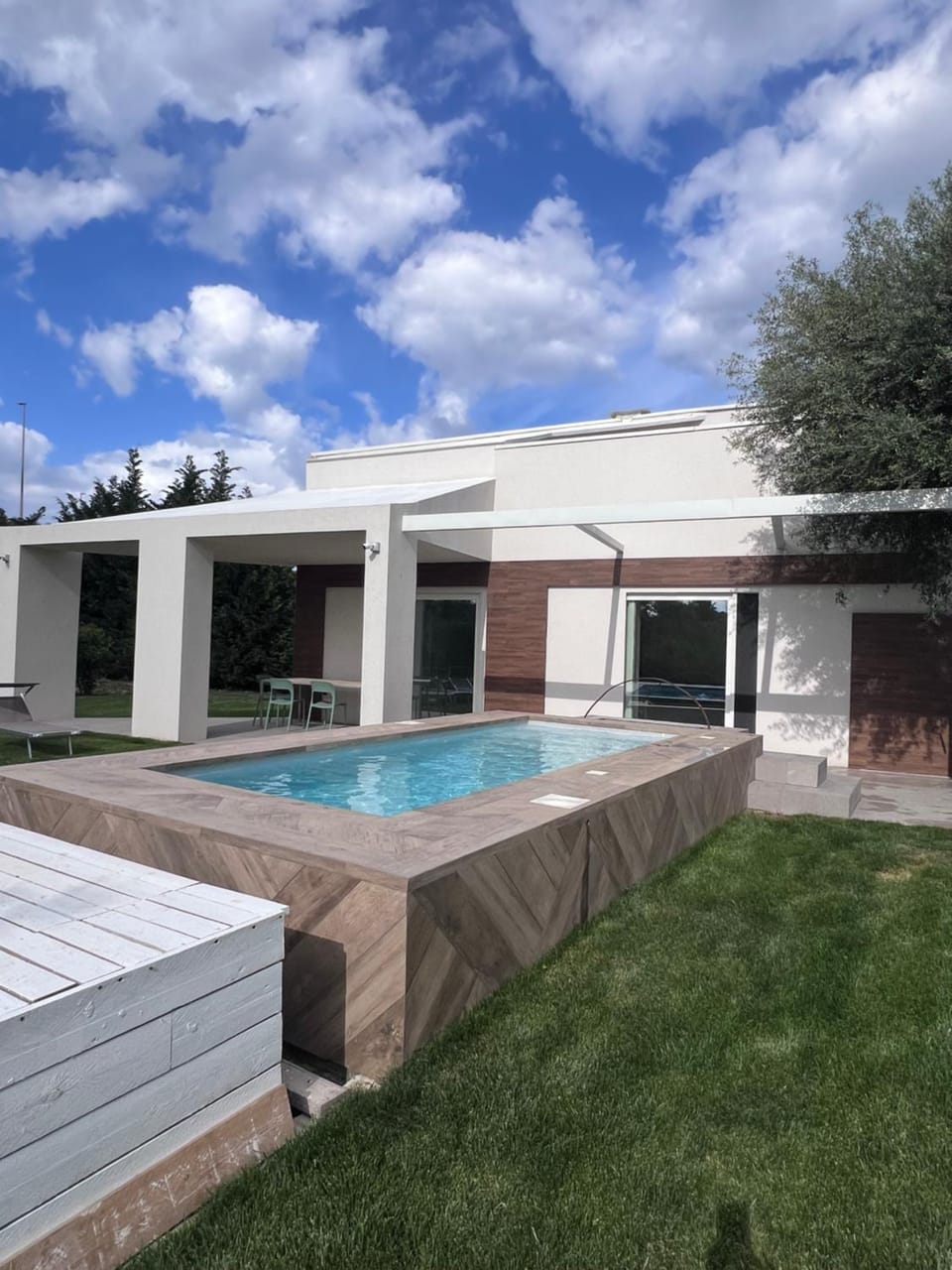 Property building, Pool view