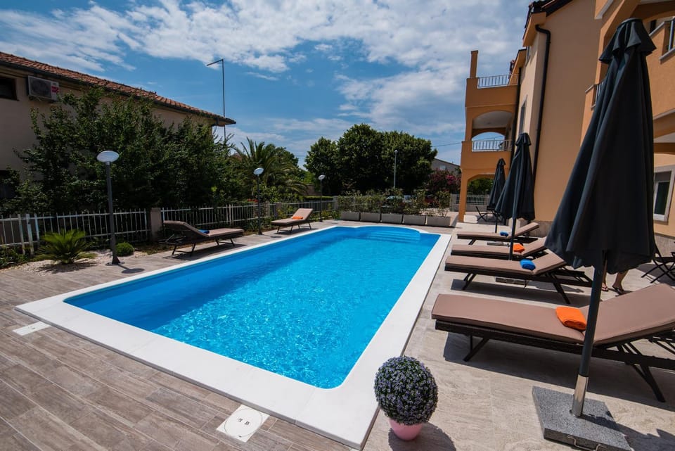 Property building, Patio, Day, Pool view, Swimming pool, sunbed