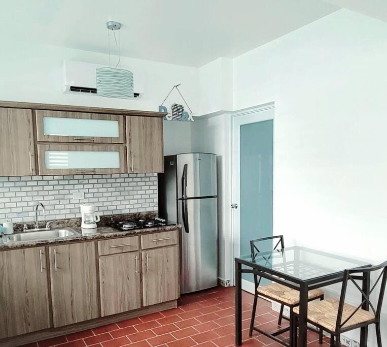 Kitchen or kitchenette, minibar, stove