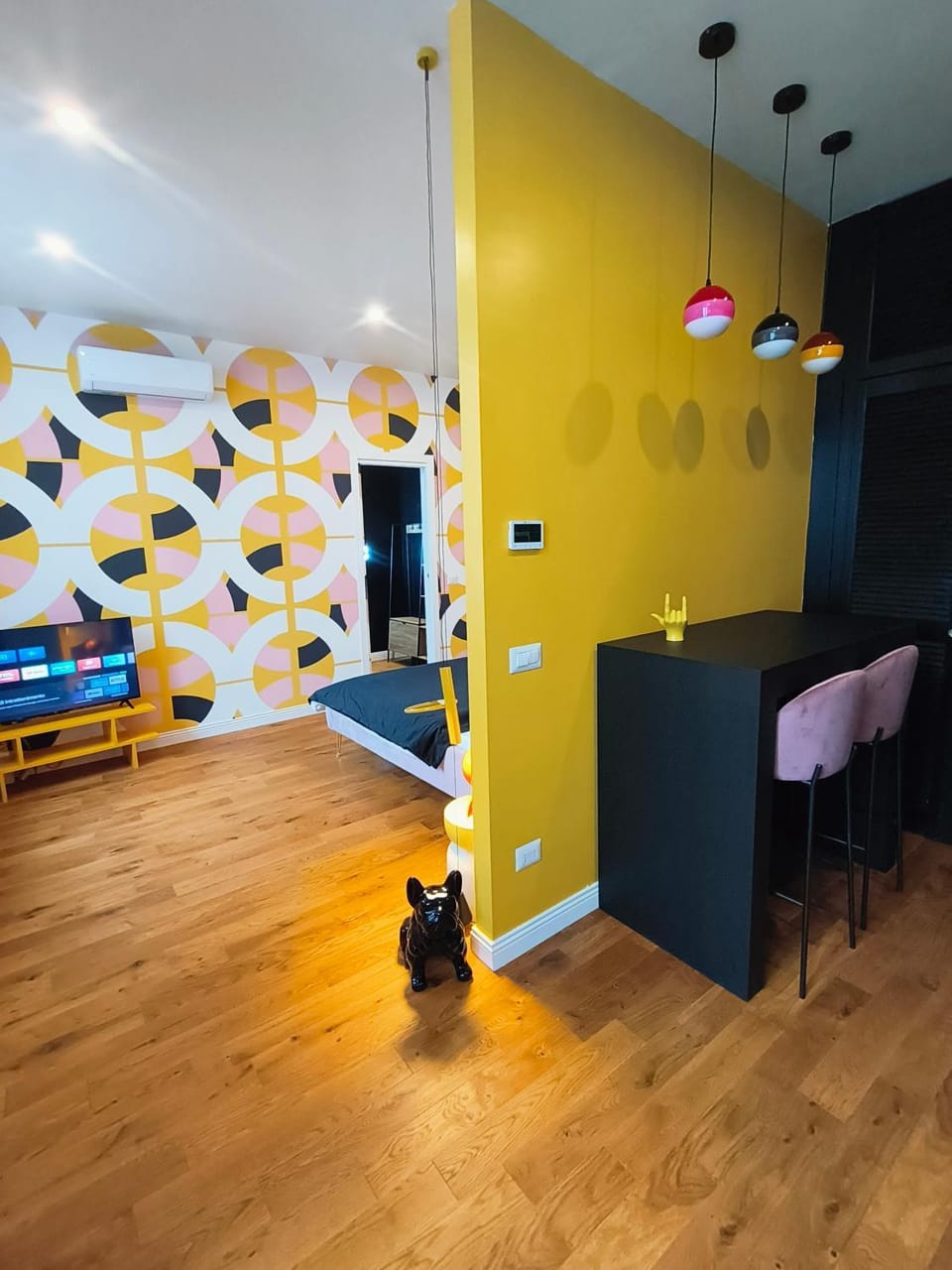 Bed, TV and multimedia, Bedroom
