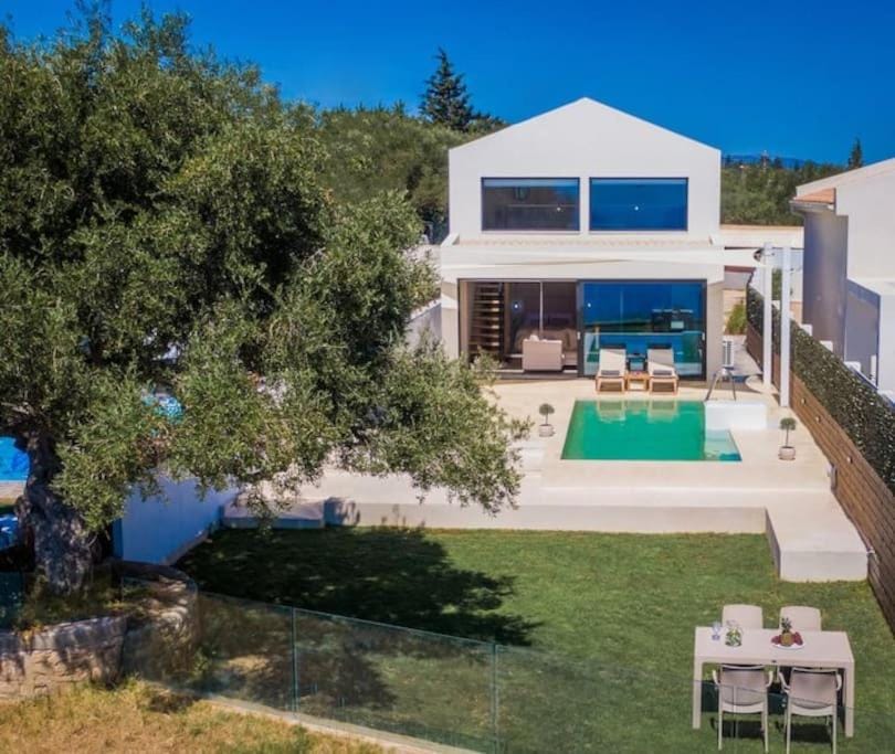 Property building, Patio, Spring, Day, Natural landscape, Garden, Garden view, Pool view, Swimming pool, sunbed