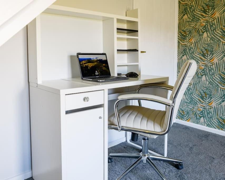 Stylish Two-bed House Birmingham with Parking House in Solihull