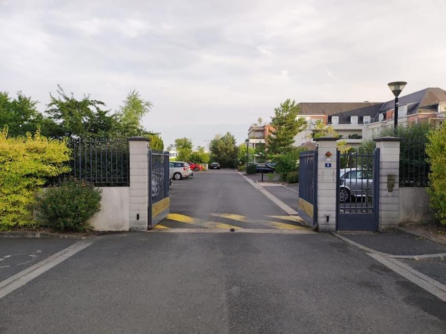 Property building, Facade/entrance, Parking