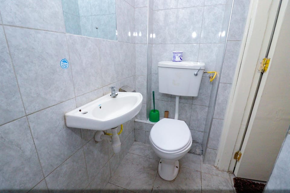 Shower, Toilet