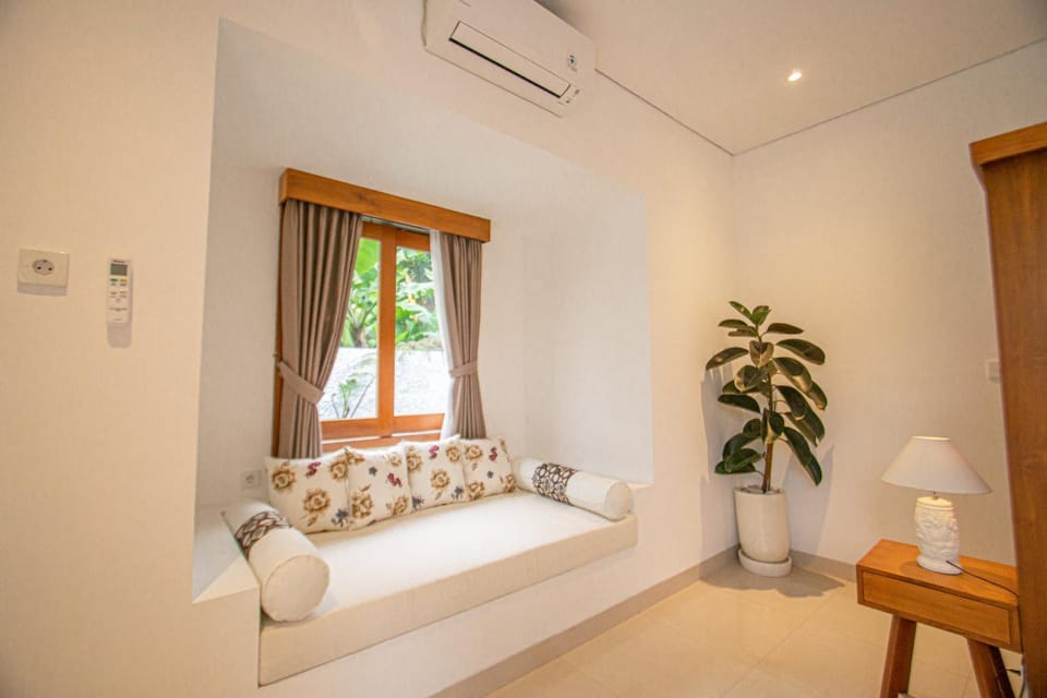 Bed, Seating area, Bedroom, air conditioner